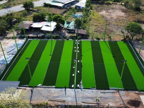 สร้างสนามฟุตบอลหญ้าเทียมเกรดพรีเมี่ยม